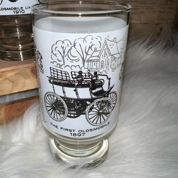 Set of 4 Oldsmobile footed drinking glasses - Picture 5 of 9